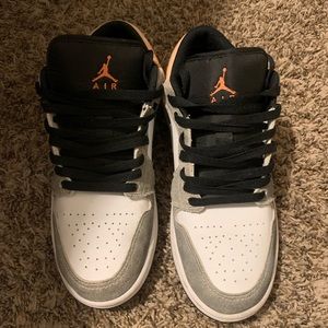 They are already laced size 8 no box